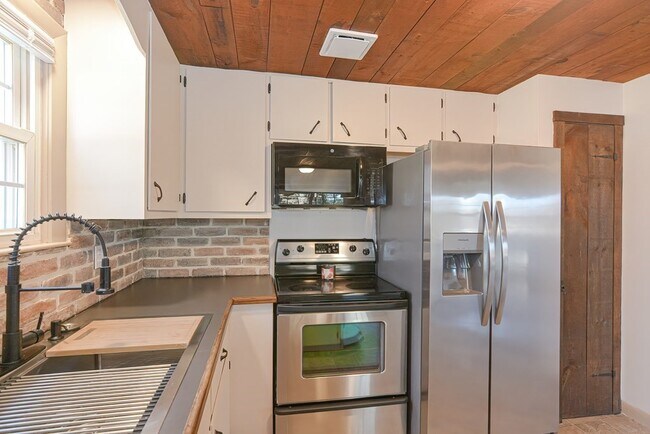 Building Photo - 110 Oswego St