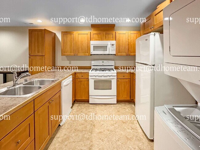 Building Photo - "Charming 3-Bed Retreat with Spacious Inte...