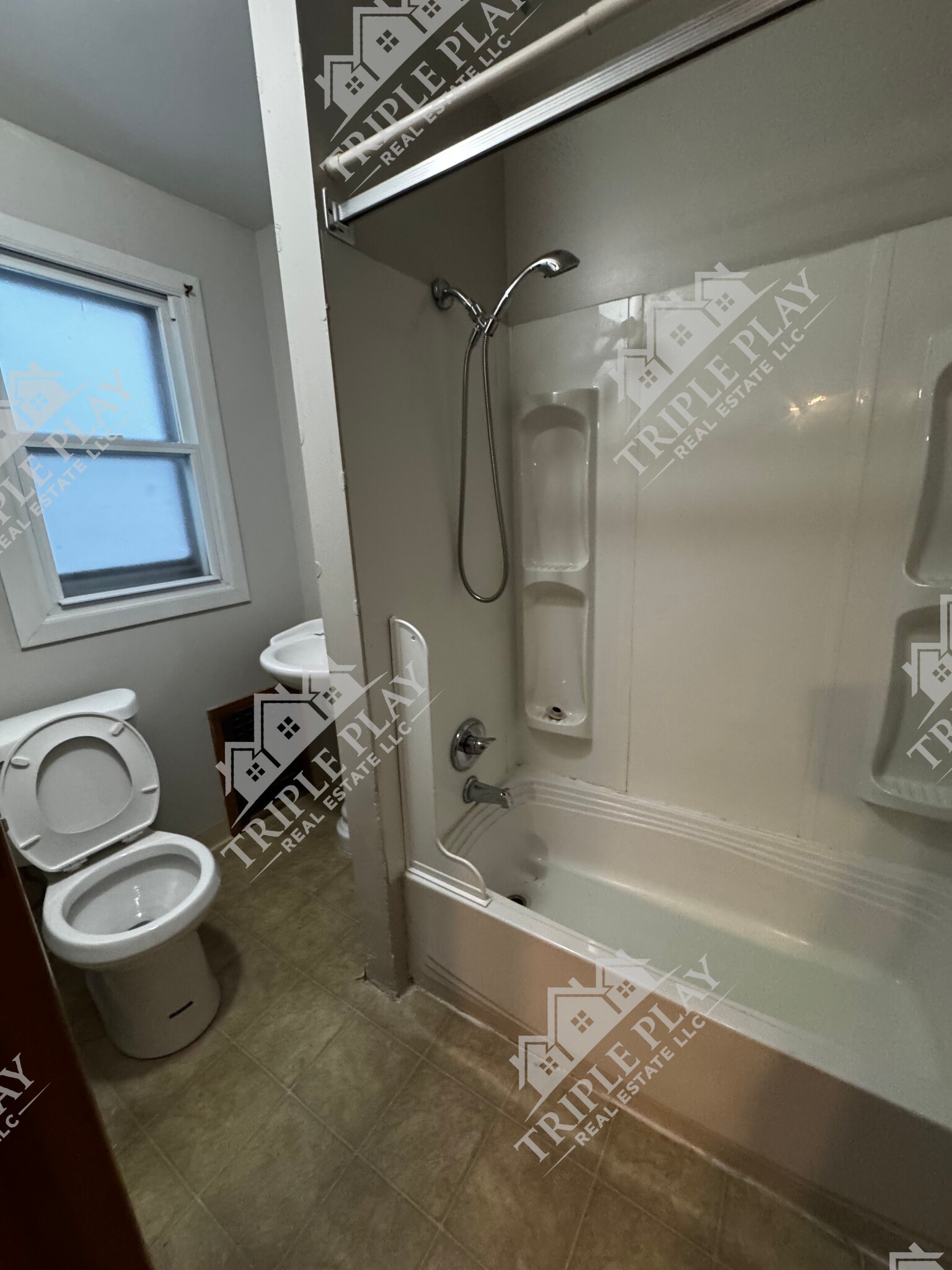 Building Photo - 213 King St