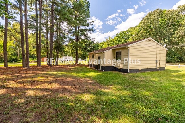 Building Photo - 4 Bedroom Home in Blackstone!