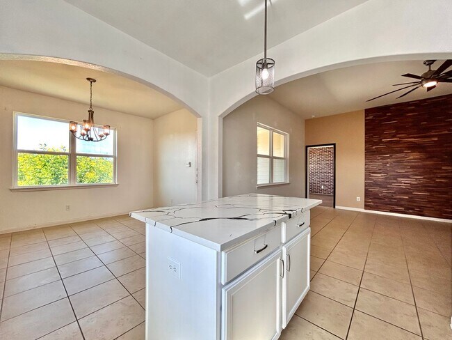 Building Photo - Beautiful 3-Bedroom, 2-Bath Home with Comm...
