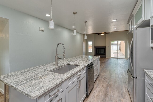 Building Photo - Beautifully Renovated 3 bedroom 2 bathroom Townhouse with A Chef Style Kitchen and Huge Backyard!