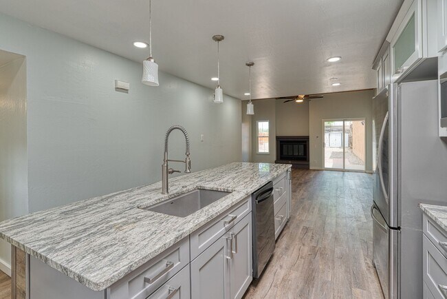 Building Photo - Beautifully Renovated 3 bedroom 2 bathroom Townhouse with A Huge Backyard!