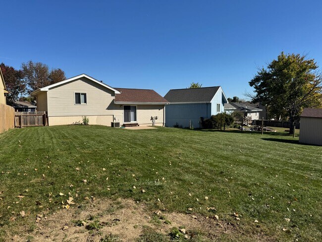 Building Photo - Omaha Rental Home Offering Modern Updates & Comfortable Living!