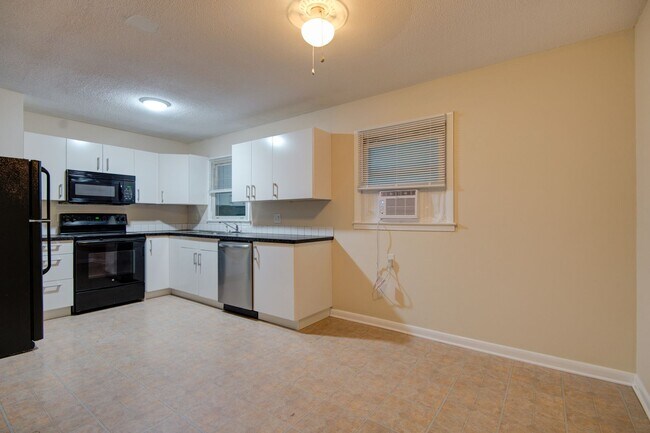 Building Photo - COMING SOON! Charming 3 Beds and 1 Bath Ra...