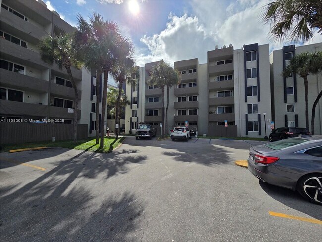 Building Photo - 10000 NW 80th Ct