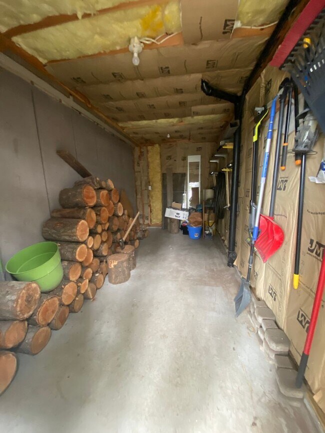 Building Photo - Unique View Property 3 bed, 3 bath located...