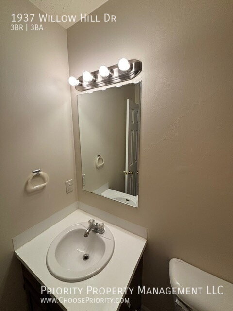 Building Photo - 1937 Willow Hill Dr