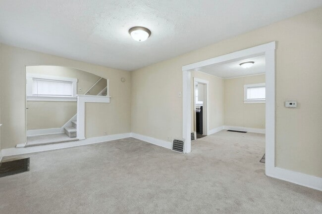 Building Photo - Updated 3-Bedroom Home with New Kitchen & Carpet