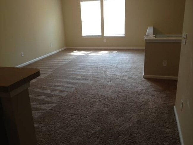 Building Photo - Welcome to this charming 2-bedroom, 2-bath...