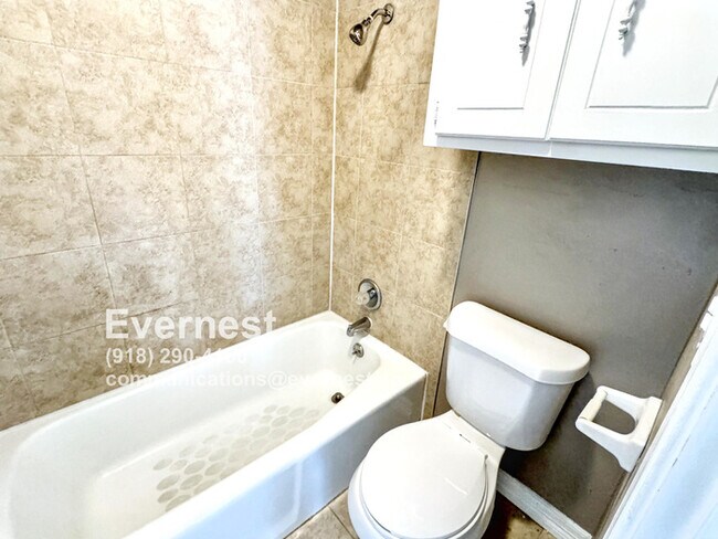 Building Photo - Comfortable 3-Bedroom Home with Prime Acce...