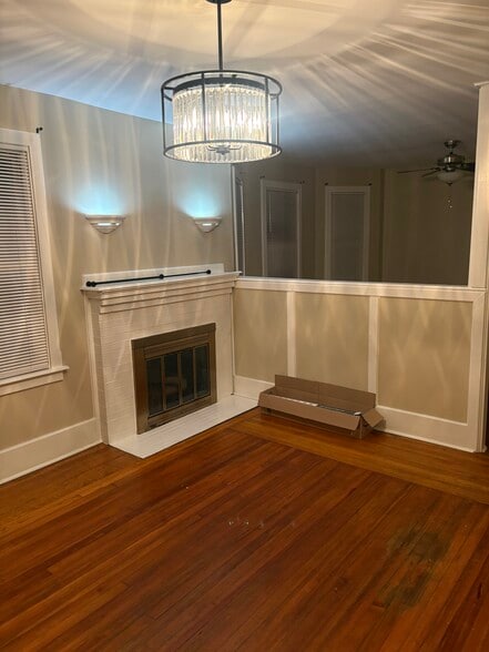 Building Photo - 128 Monroe St