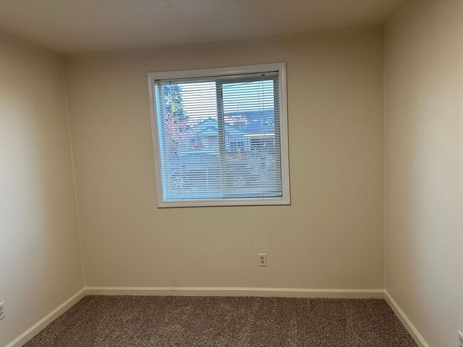 Building Photo - Updated 2 bedroom, 1 bath house in Springfield!