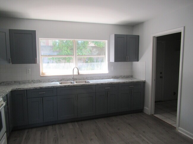 Building Photo - 1221 SW 11th Ave