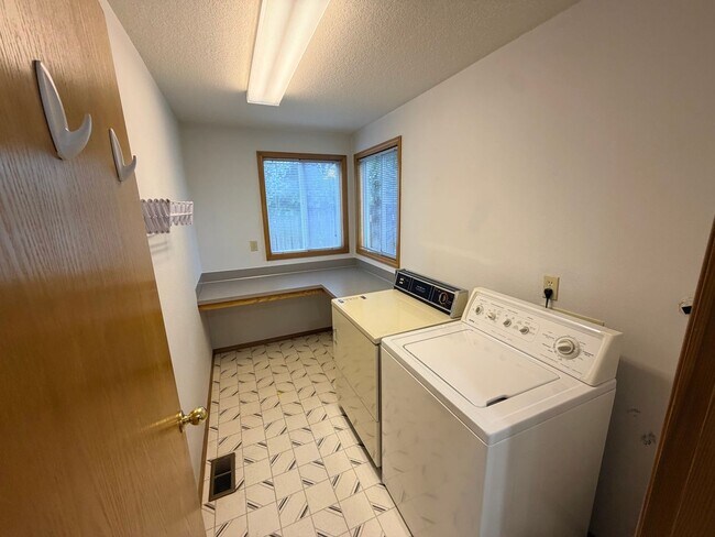 Building Photo - Wonderful 4 bedroom in desirable Hillsboro neighborhood.