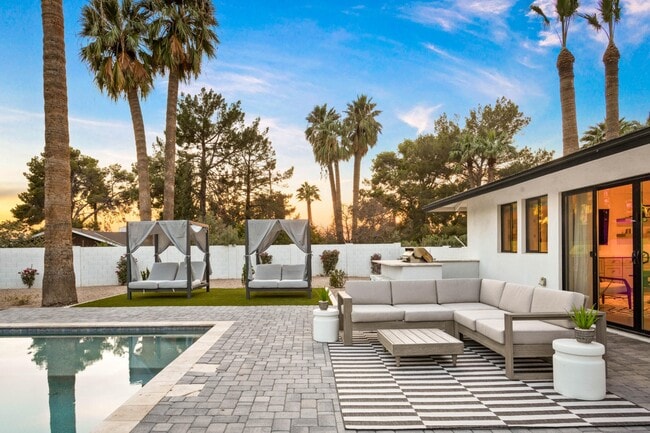 Building Photo - 4633 N 49th Pl