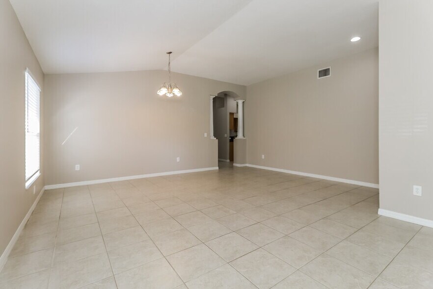 Building Photo - 15950 Leatherleaf Ln