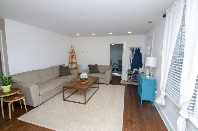 Building Photo - Beautiful home in Hillsboro Village