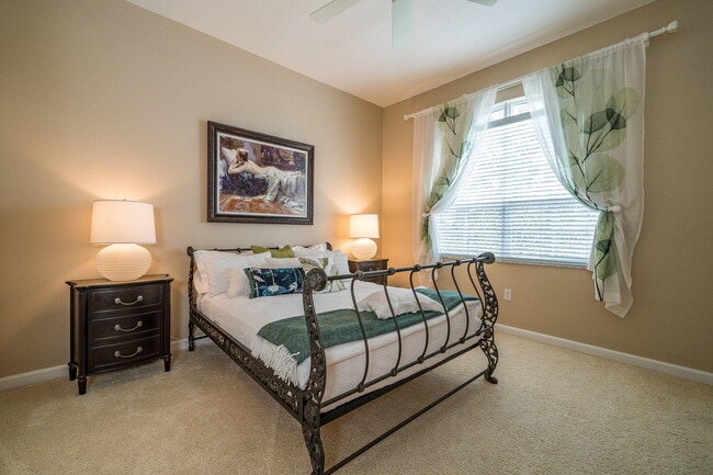 Building Photo - 11860 Valencia Gardens Ave