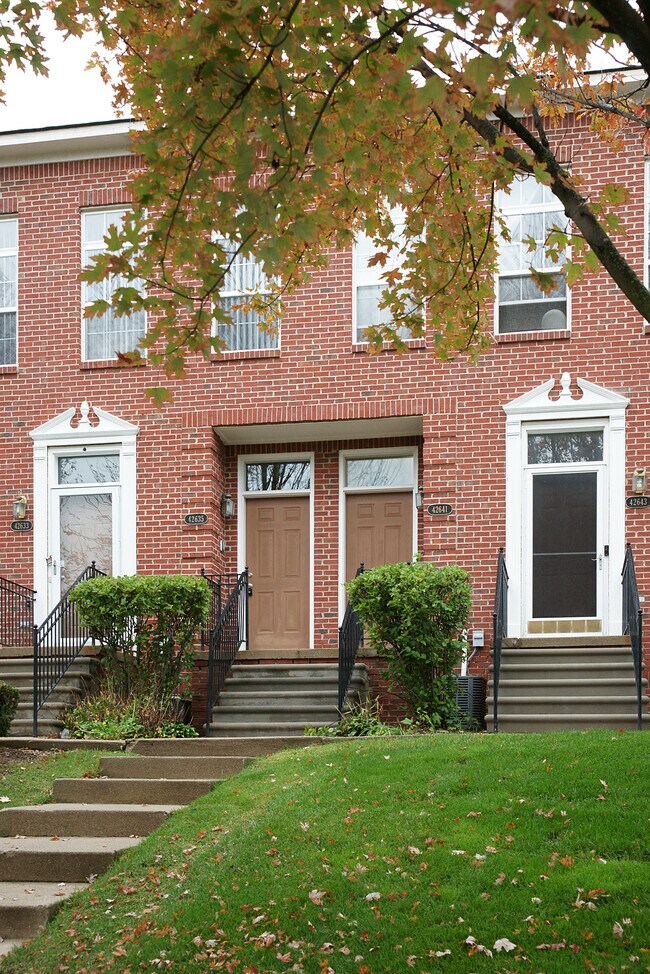 Building Photo - 42635 Park Cresent Dr
