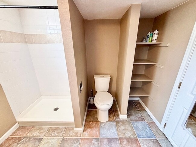 Building Photo - FREE AUGUST RENT!! - Sweet Bungalow in Par...