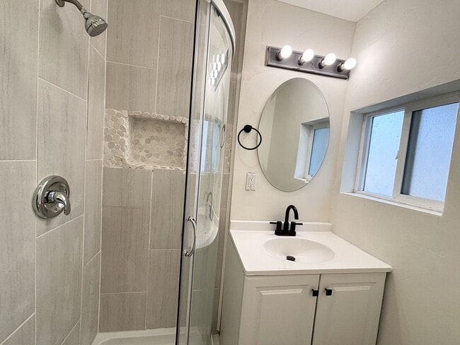 Building Photo - 1395 S 900 E