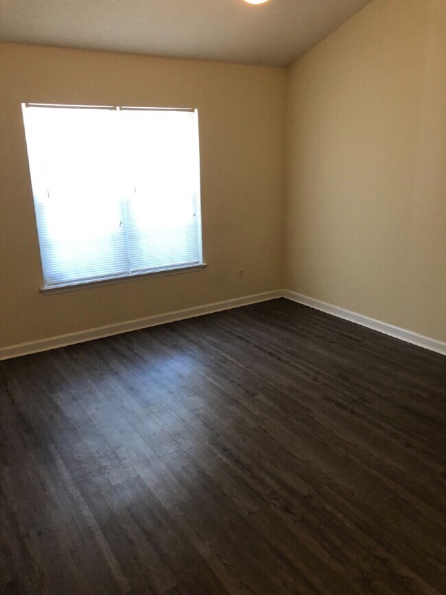 Building Photo - Upgraded 2 bed/ 2 bath