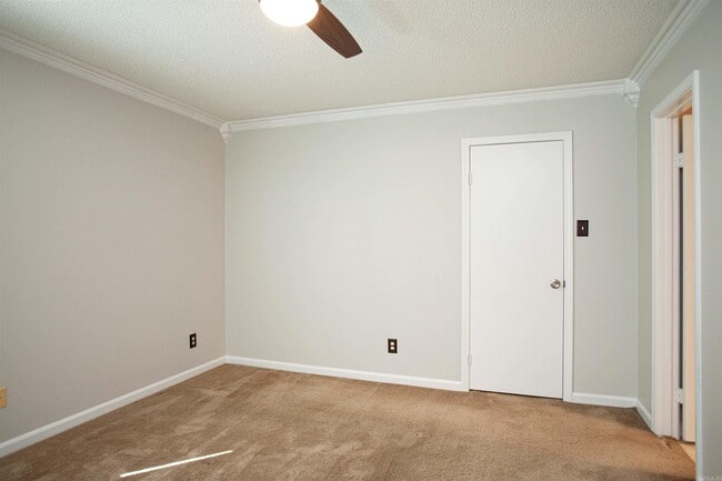 Building Photo - 2000 Lessel Dr