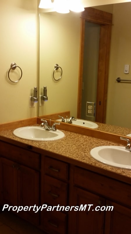 Building Photo - **Need more garage?** 3 Bed 2 Bath house