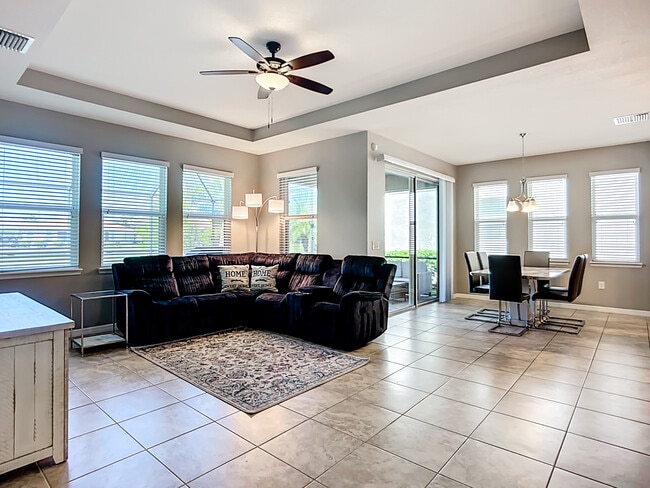 Building Photo - 3009 Esmeralda Dr