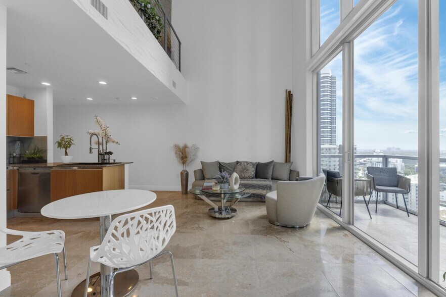 Building Photo - 1050 Brickell Ave