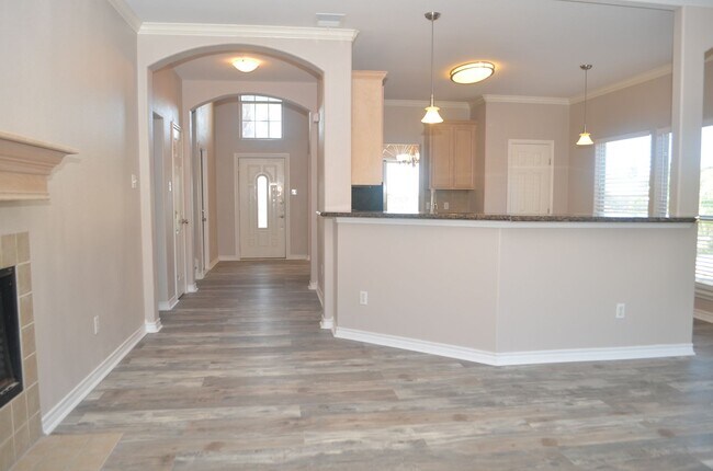 Building Photo - YOUR COASTAL PARADISE AWAITS!