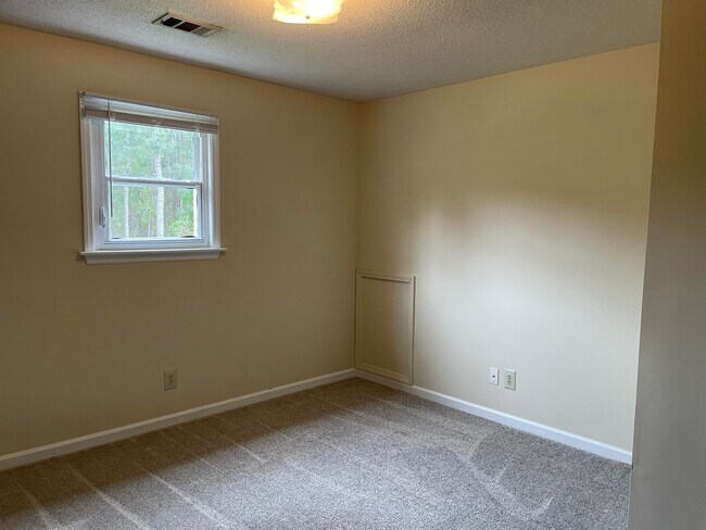 Building Photo - 697 Fox Haven Dr