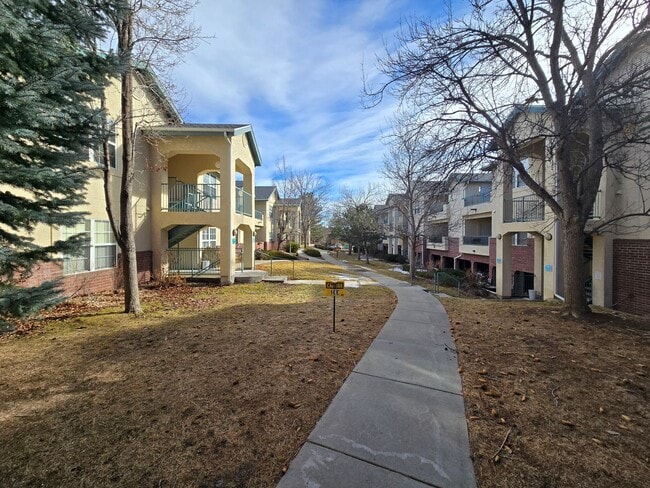 Building Photo - Fresh 2 bedroom, 2 bathroom condo located in Meadows on the Parkway in the heart of Boulder.