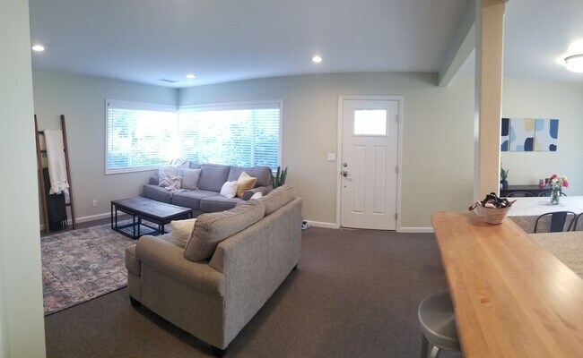 Building Photo - Immaculate 5 Bedroom 3 bath home with beautiful hill views!