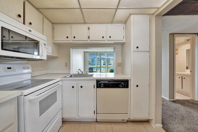 Building Photo - 9440 Poinciana Pl