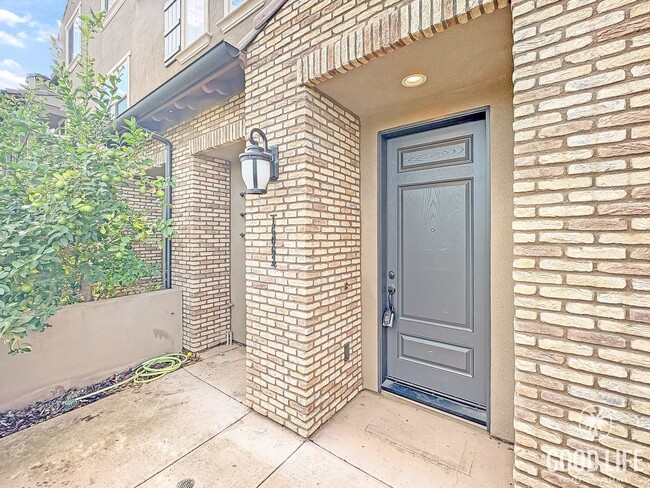 Building Photo - Beautiful 2B/2.5BA Townhouse. NEWER CONSTR...