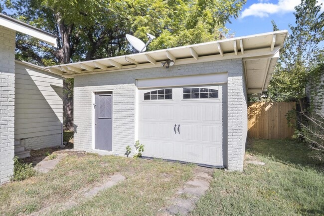 Building Photo - 1231 S Richmond Ave