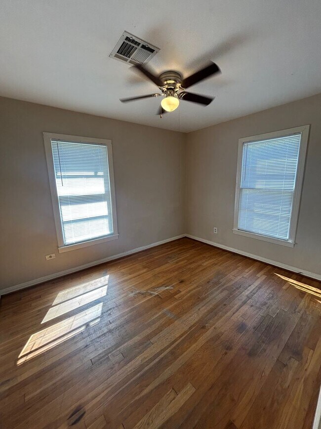 Building Photo - Perfect Size South Waco Home