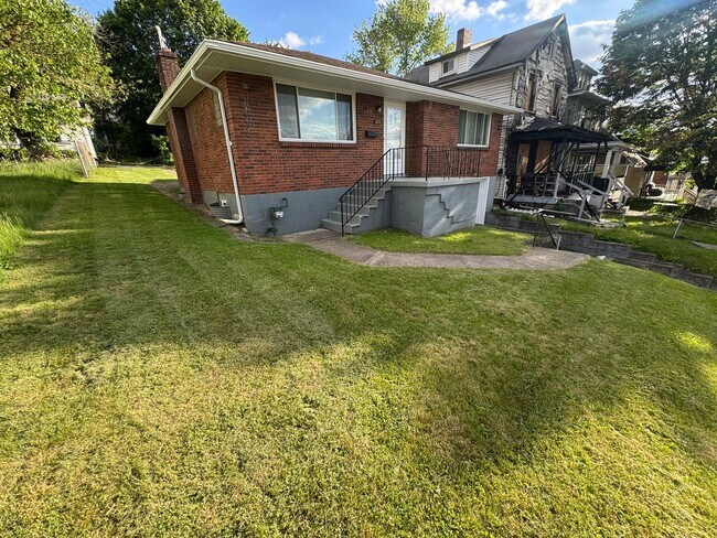 Building Photo - Updated 2-Bedroom 1-Bath Ranch House, GORG...