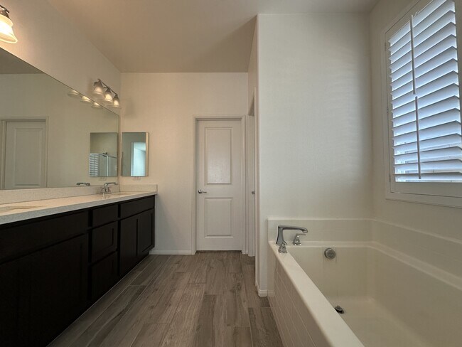 Building Photo - 5617 Buckthorn Ct