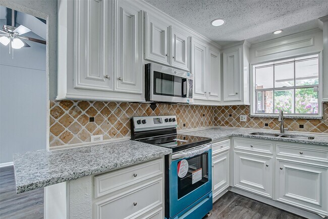 Building Photo - 2323 Tinechester Dr