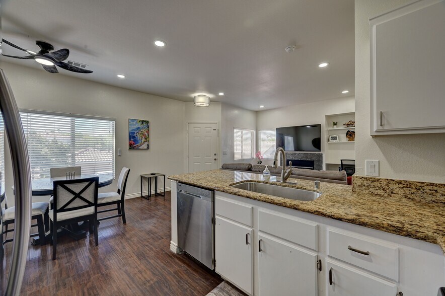 Building Photo - 251 S Green Valley Pky