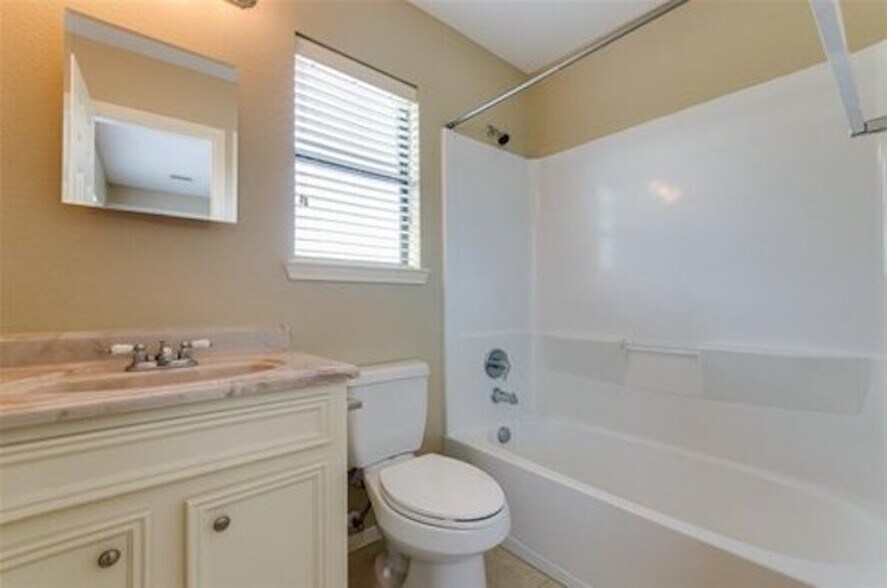 En-suite master bathroom - 521 E House St