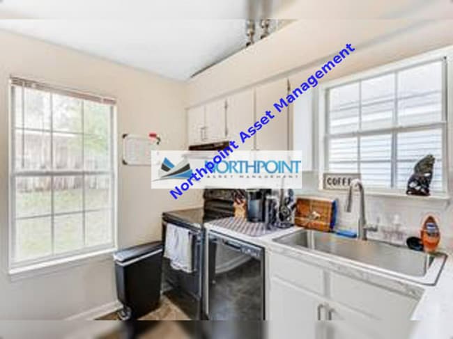 Building Photo - Adorable Bungalow with Fenced Yard