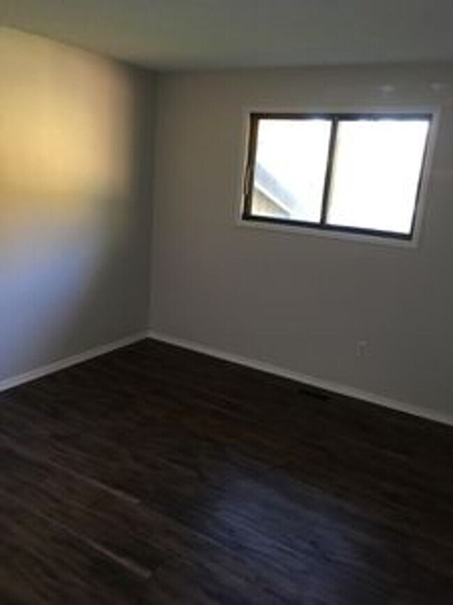Building Photo - Spacious 5bd 2.5ba on the South Hill!