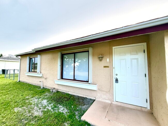 Building Photo - 1957 SE Avanti Cir