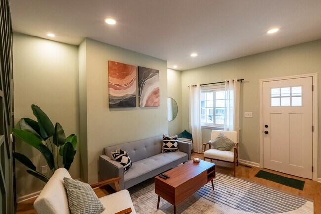 Building Photo - 335 Taylor-Mid-Term Rental