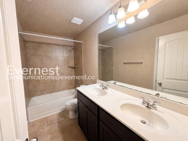 Building Photo - 4 Bed, 2 Bath Home with Fenced Yard & Garage / Pet-Friendly / Coming Soon!