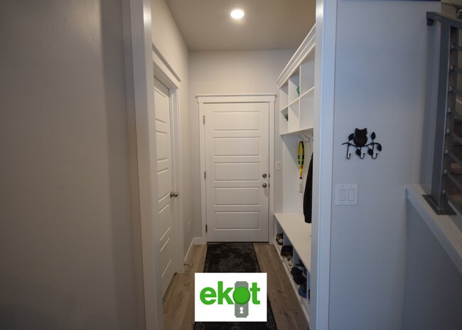 Building Photo - Spacious Townhome Near Shopping! 3 BD 2.5 BTH